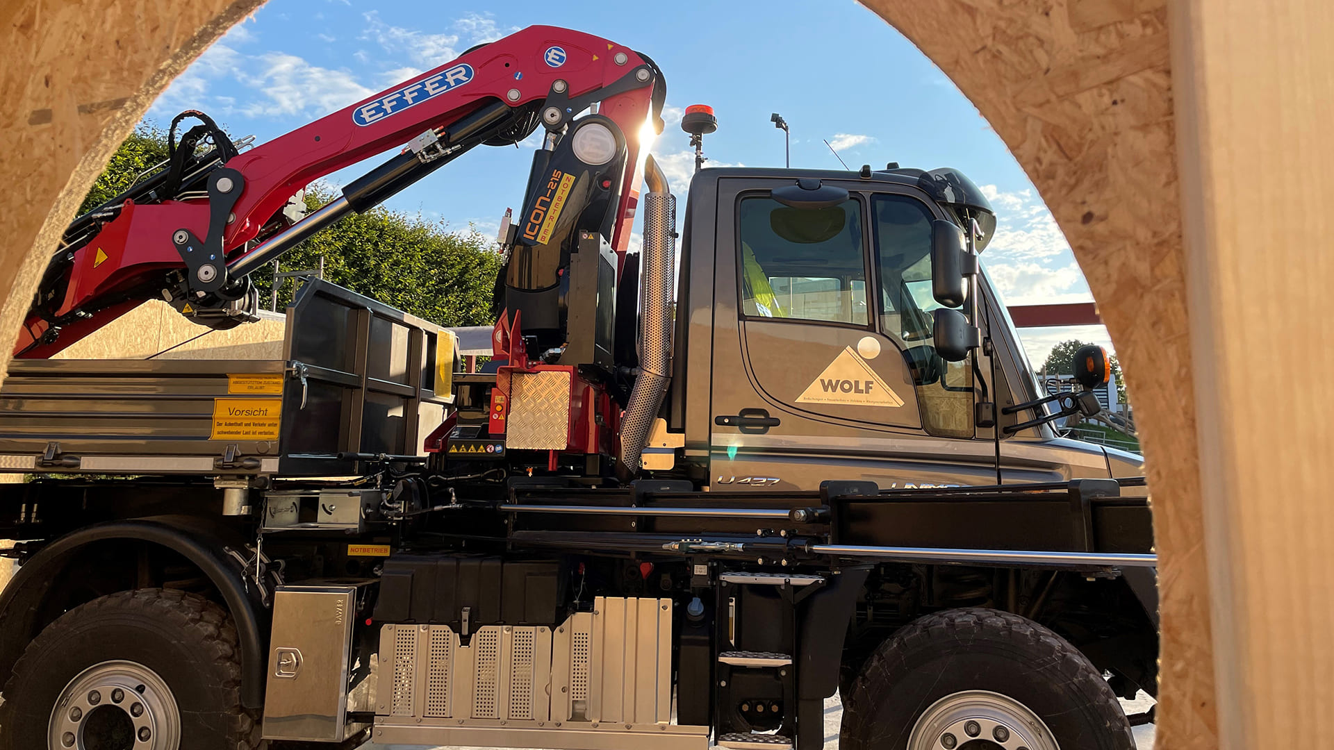 Geländegängiger Unimog U 427 mit Effer-Kran