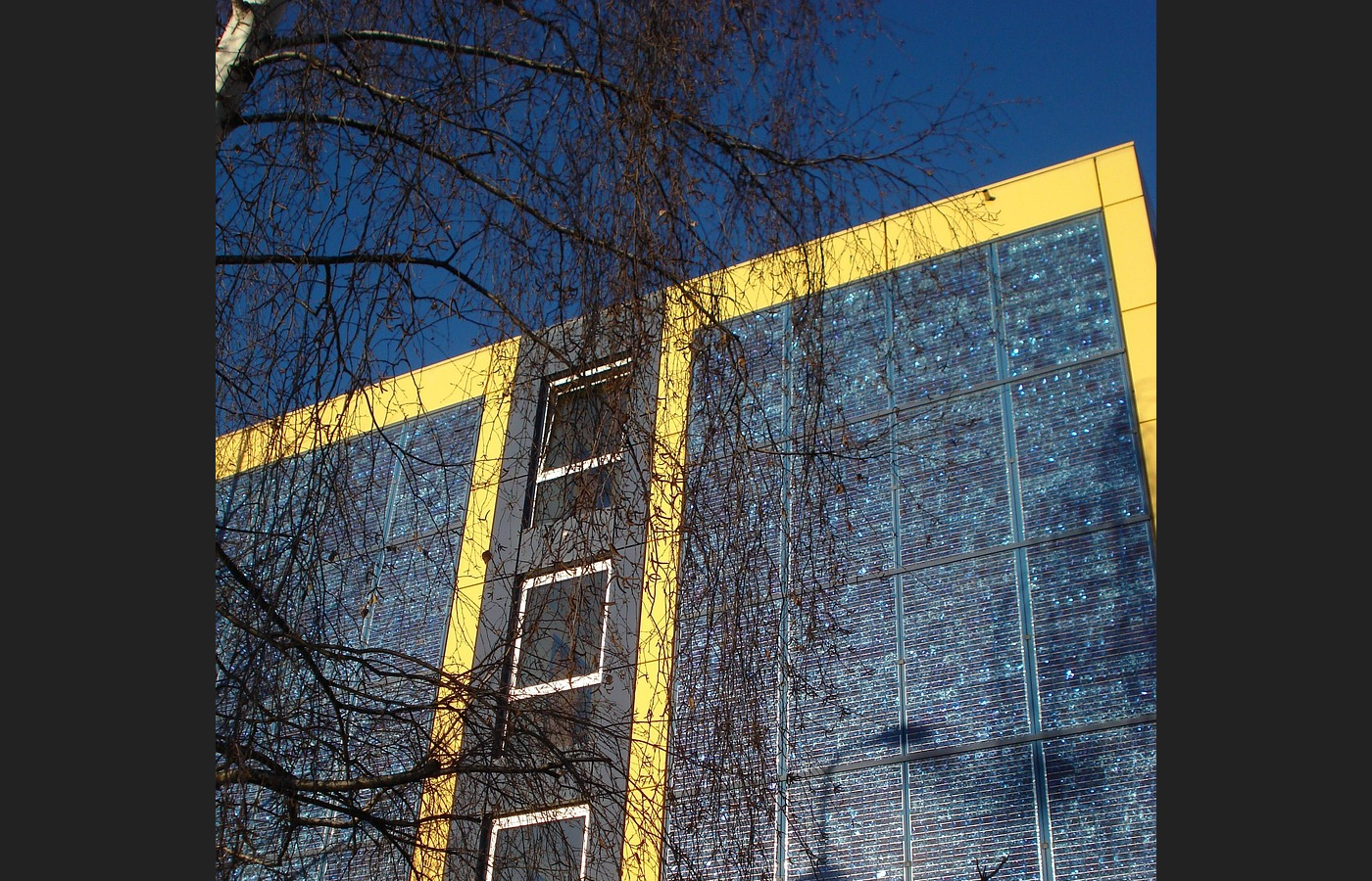 Photovoltaikmodule als Teil einer modernen Gebäudefassade