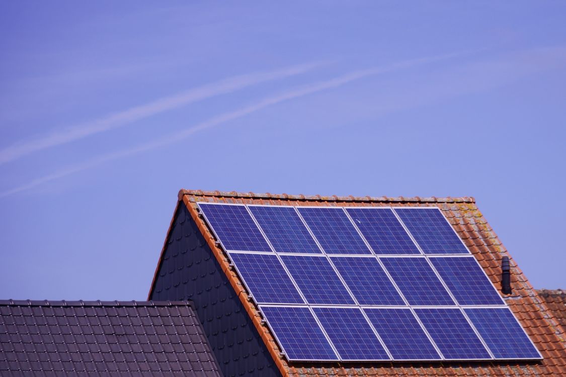 Aufdach-Photovoltaikanlage auf einem Ziegeldach