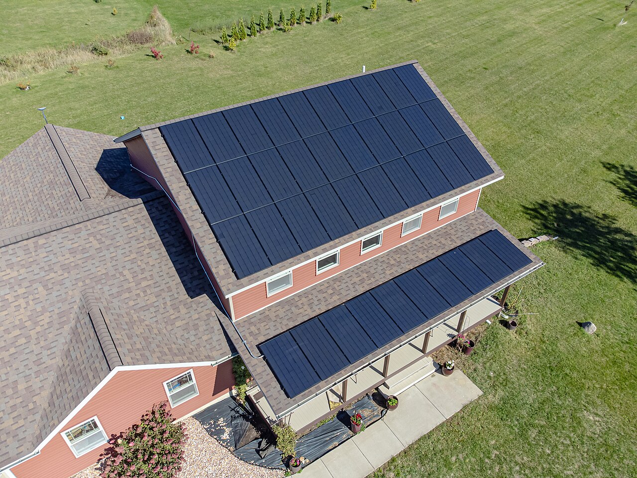In die Dachfläche integrierte Photovoltaikmodule