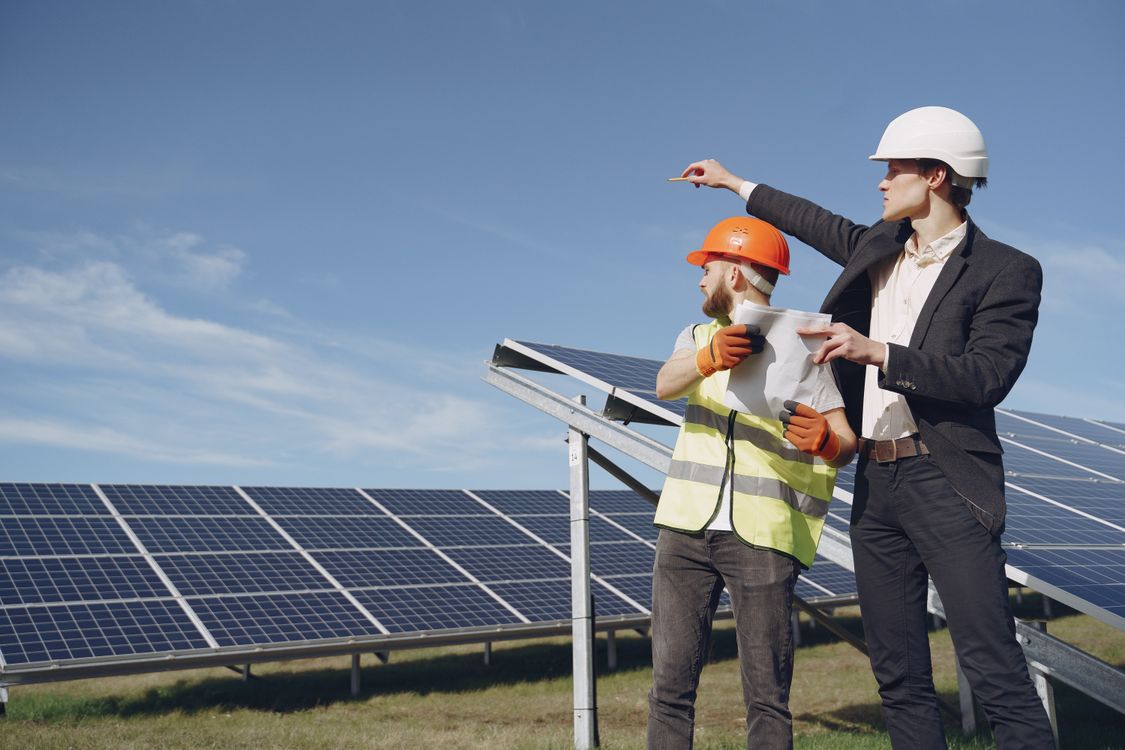 Fachleute planen eine Photovoltaikanlage